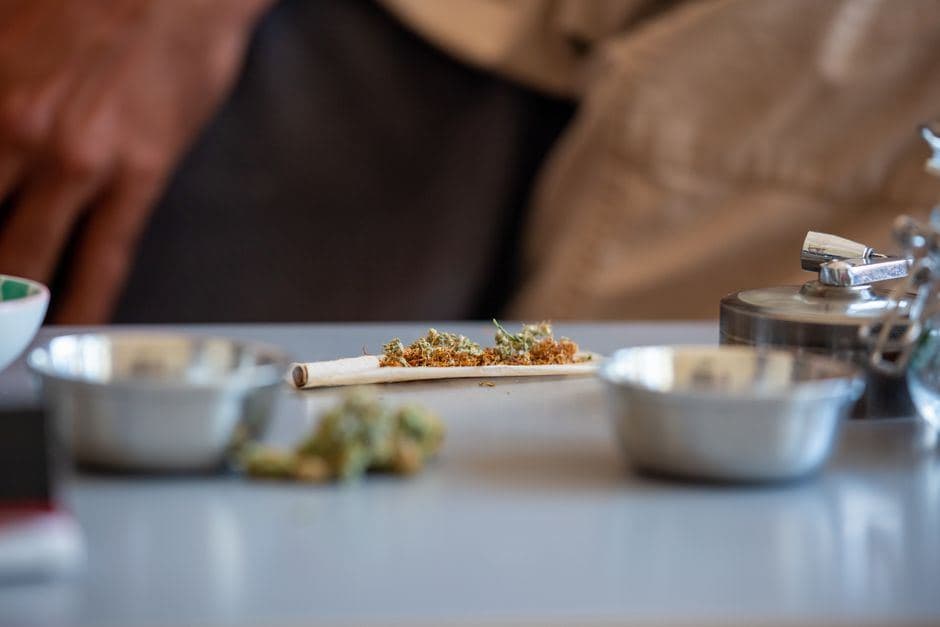 Een vloeitje gevuld met wiet en tabak ligt klaar op tafel om een joint te draaien voor het blowen.