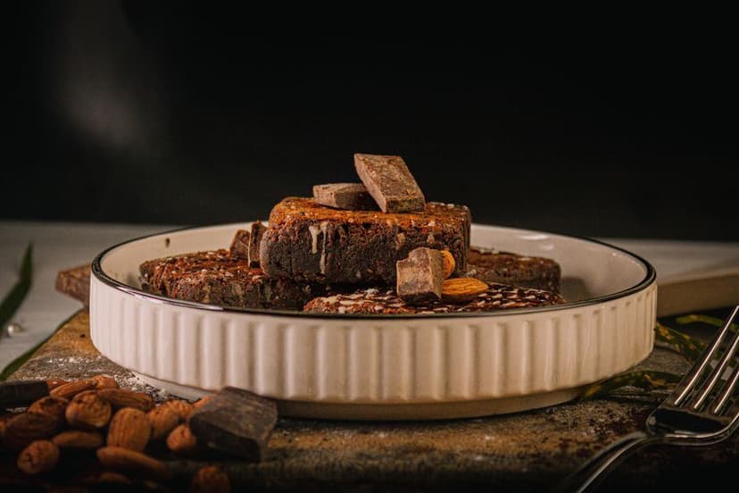 Chocoladebrownies met amandelen op een wit bord, een populair recept om te maken met gedecarboxyleerde wiet.